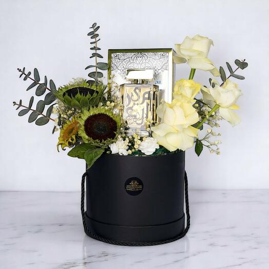 Подарочный набор парфюма Amir Al Oud с подсолнухами и белыми розами – роскошная цветочная коробка от Shakespeare Fleur