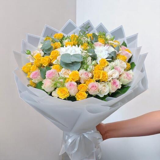 Paz Interior – Elegante Ramo de Rosas Spray Amarillo y Rosa con Eucalipto y Crisantemos