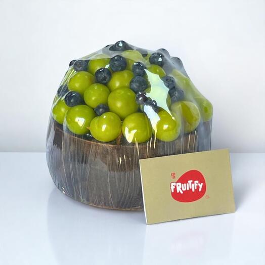 Корейские зелёные сливы и корзина с черникой