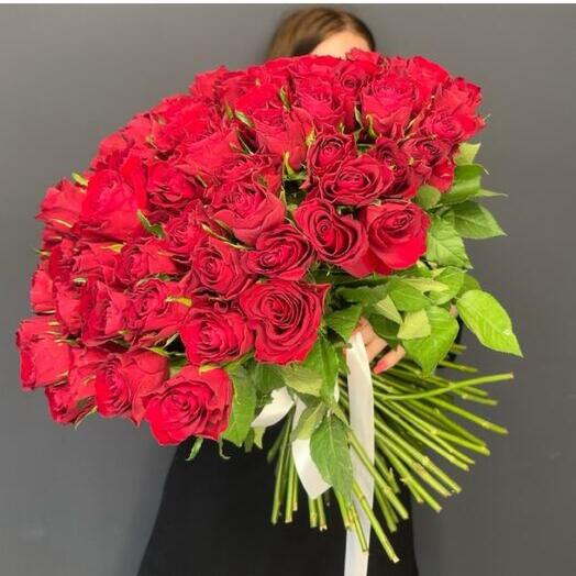 101 roses rouges liées à la main