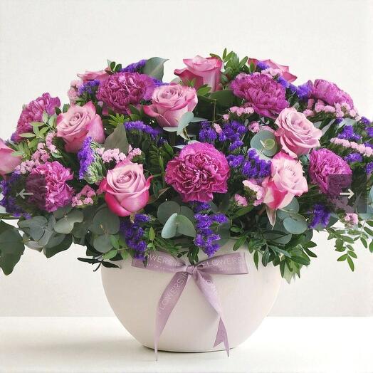 Фиолетовые цветы в премиальной вазе