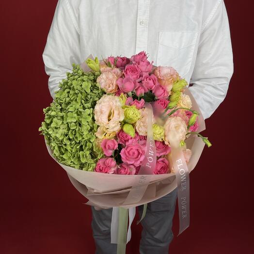 Оазис персикового румянца: смешанный букет из зелёной гортензии, розовых роз и персиковых эустом