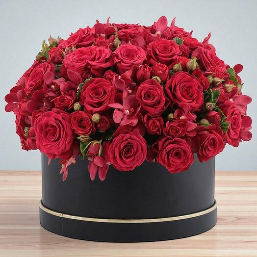 КРАСНЫЕ РОЗЫ МОКАРА   ГИПЕРИКУМ В КОРОБКЕ