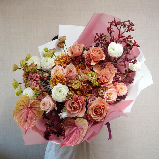 Ранункулюс и антуриум с миксом роз  Букет 7148