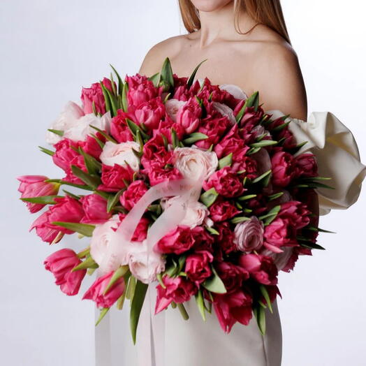 Розовая одержимость: Большой букет из 50 розовых тюльпанов и 05 нежно-розовых ранункулюсов