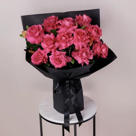 Букет из 25 классических розовых роз для годовщины или Дня святого Валентина.