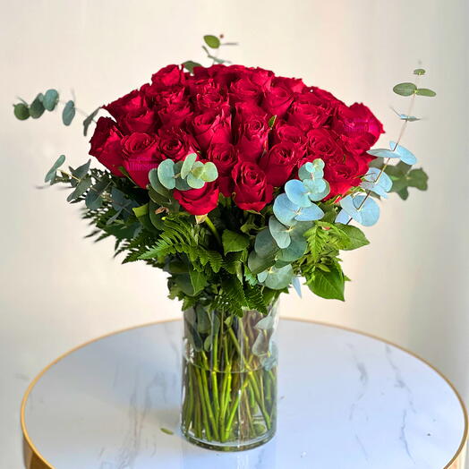 Arrangement de roses rouges de luxe en vase