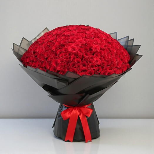 Large round-shaped red roses bouquet