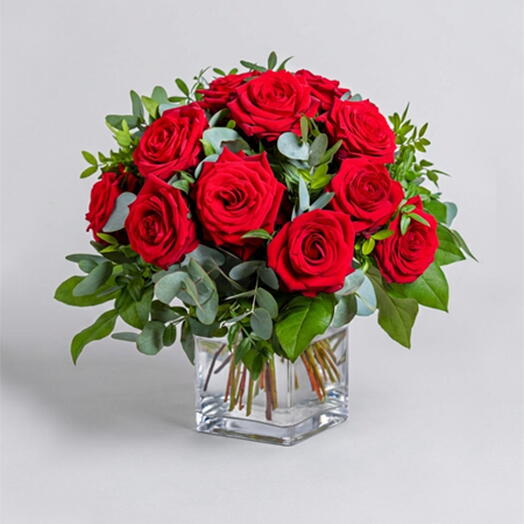 15 Красных Роз с Зеленью в Квадратной Стеклянной Вазе | Элегантная Цветочная Композиция ОАЭ