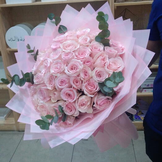 Букет из розовых роз с эвкалиптом
