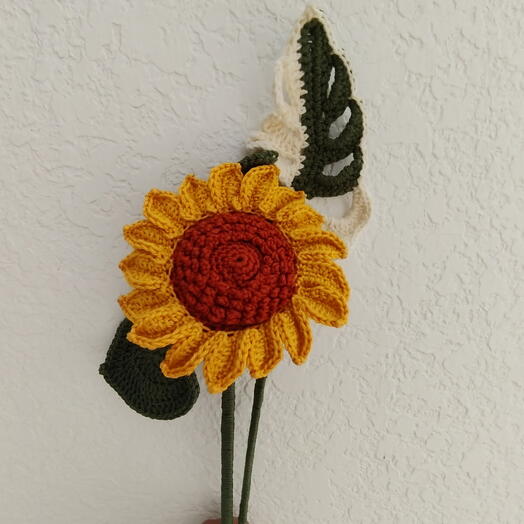 Вязаные крючком подсолнух и лист монстеры