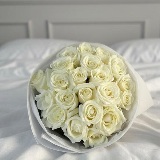 Ramo de flores blancas con 21 rosas