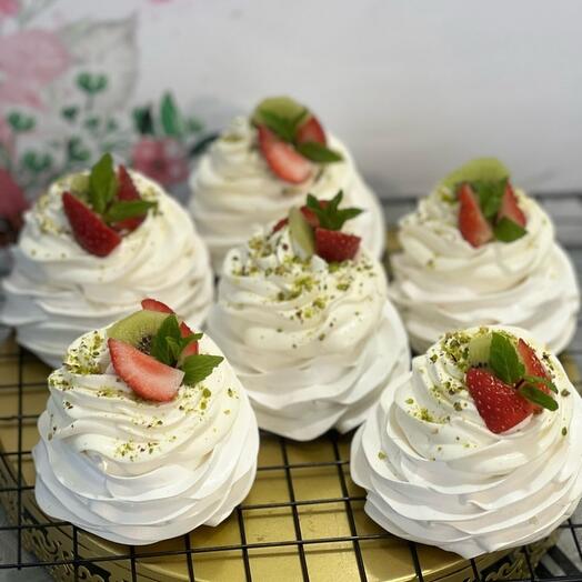 Pavlova dessert