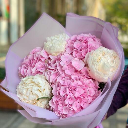 Bouquet d'hortensias roses et de pivoines blanches