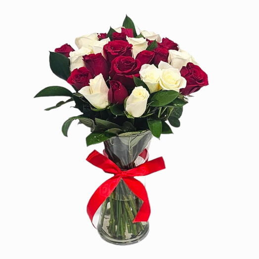 Ваза с 24 сексуальными розами