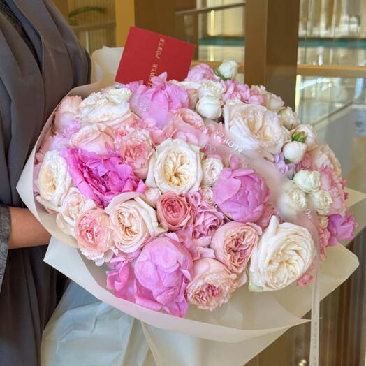 Шепоты роз: букет роз и пионов