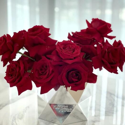 Revolution Love: Pequeña caja plateada con 10 rosas rojas