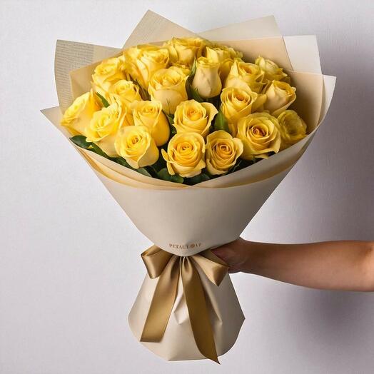 Солнечный цветочный букет из 30 желтых роз