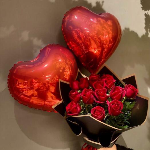 15 красных роз и фольгированные шарики