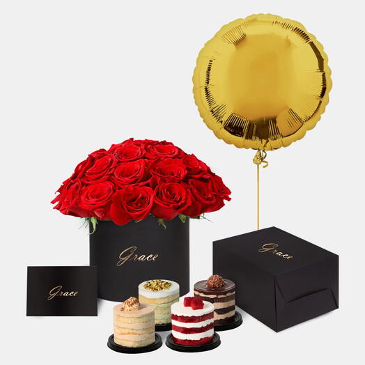 Красные розы в коробке с мини-тортом и воздушными шарами