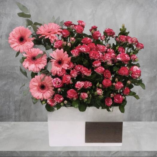 Коробка доброты -розовые маргаритки розовые кустовые розы Роскошная композиция