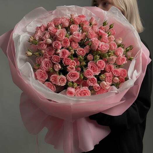 Красивые розовые спрей-розы в букете