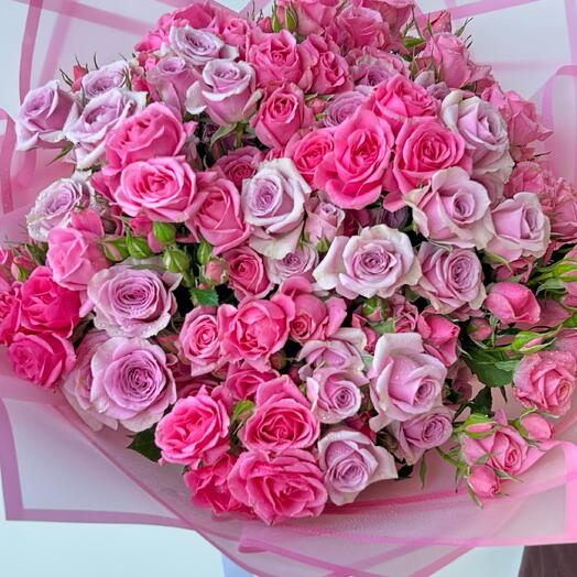 باقة ورود مختلطة باللون الزهري الباهت