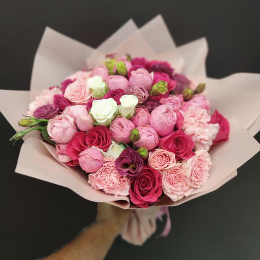 Лизиантус и садовые розы в букете