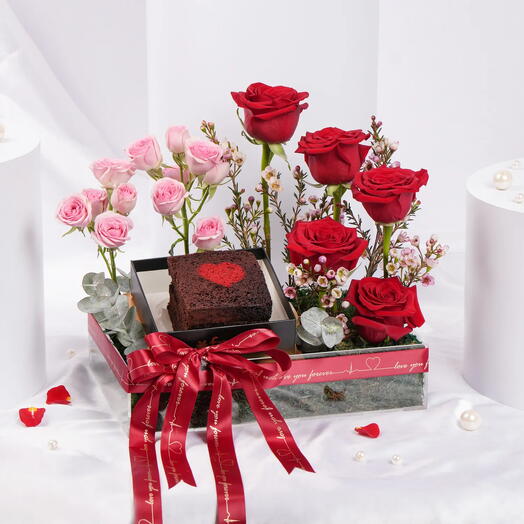 Combo Saint-Valentin : gâteau d'amour et roses