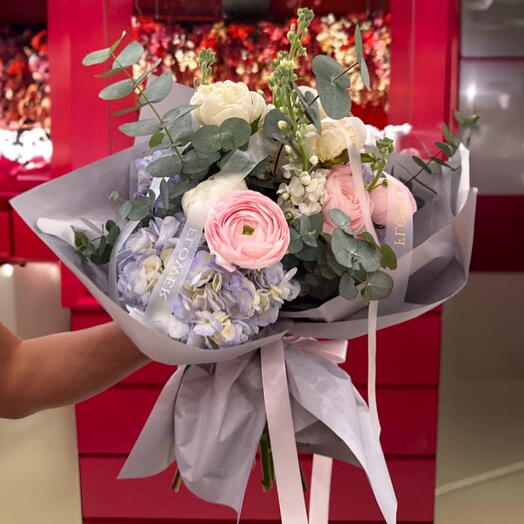 Фиолетовая мелодия любви: Небольшой букет из гортензии, пионов, маттиолы, ранункулюсов и эвкалипта