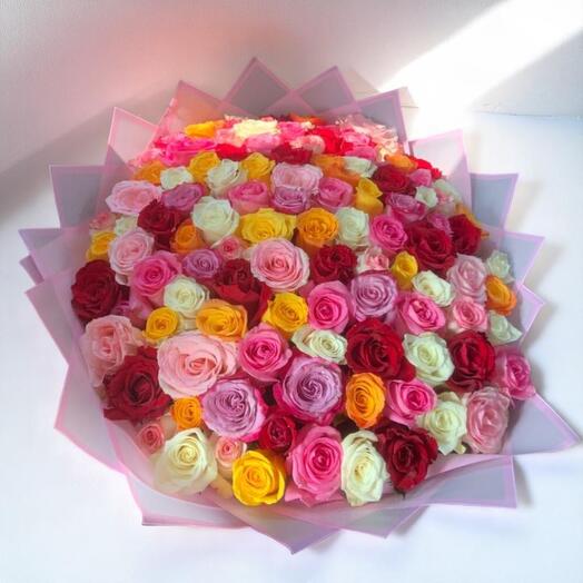Букет из 101 розы — яркая, связанная вручную композиция из разноцветных премиальных роз