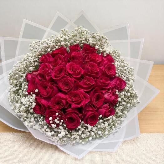 Букет из красных роз и гипсофил «Любовь витает в воздухе» – 29 красных роз, упакованных в белую гипсофилу