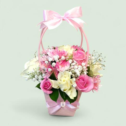 Корзина розовых лепестков