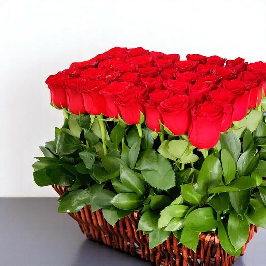 Корзина из красных роз