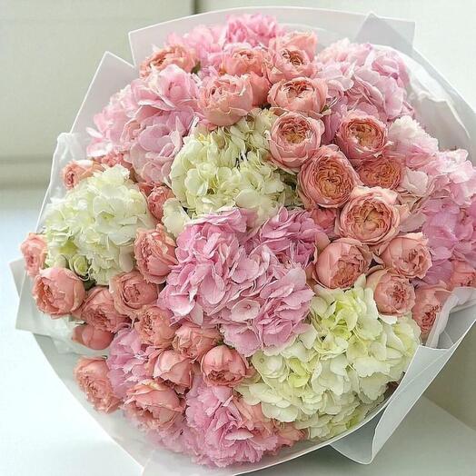 Creamsicle Garden – Роскошные персиковые розы Juliet с белыми   розовыми гортензиями