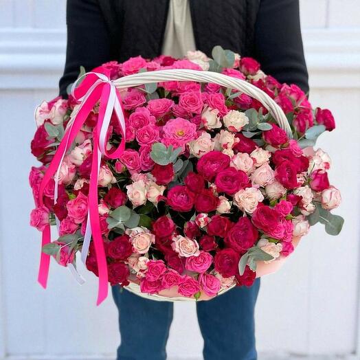 МИКС КУСТОВЫХ РОЗ В КОРЗИНЕ