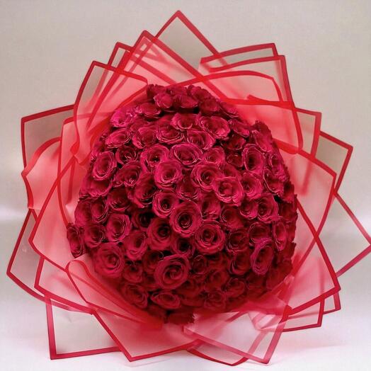 101 красная роза в красном