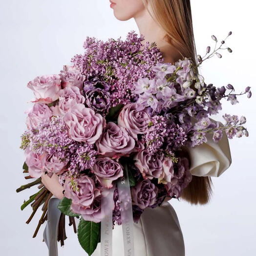 Мистические лепестки: средний букет из сирени, дельфиниумов, роз и тюльпанов