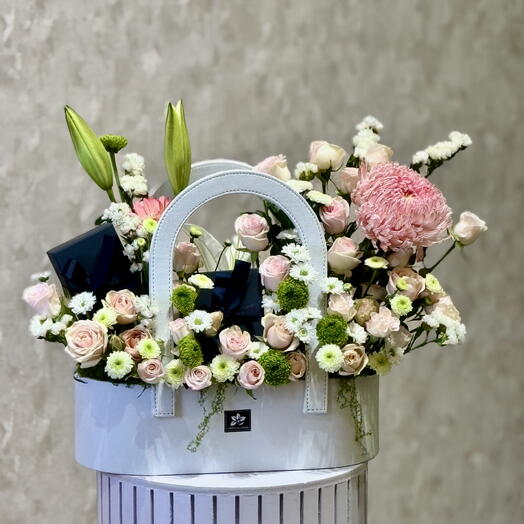 Цветы в кожаной корзине