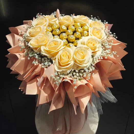 باقة من ورود زهر الخوخ مع شوكولاتة فيريرو روشيه وهدية