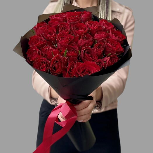 31 rosas rojas premium en envoltorio negro para esposa