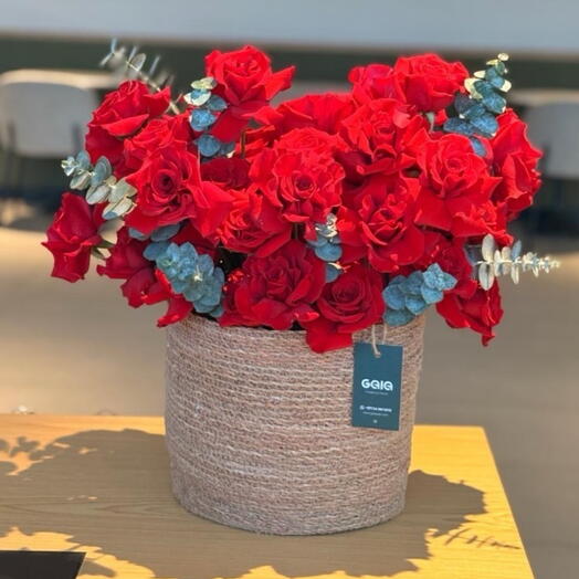 Роскошная романтическая корзина с красными розами
