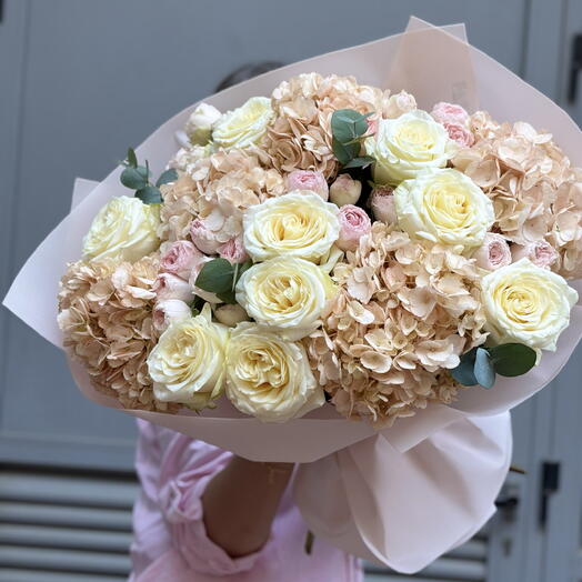 Cloudy bouquet with piony roses