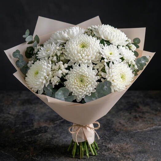 Чистая безмятежность: букет к Дню матери из белых хризантем с гипсофилой и эвкалиптом