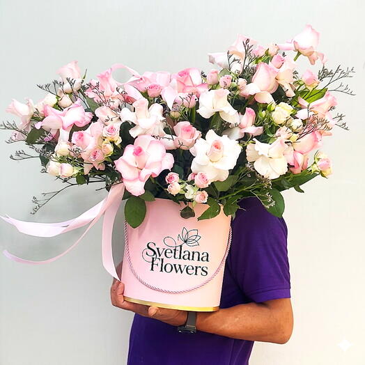 Коробка из 21 розы – Нежная спрей-элегантность