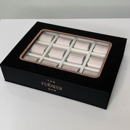 Чёрная коробка с 12 шоколадными конфетами