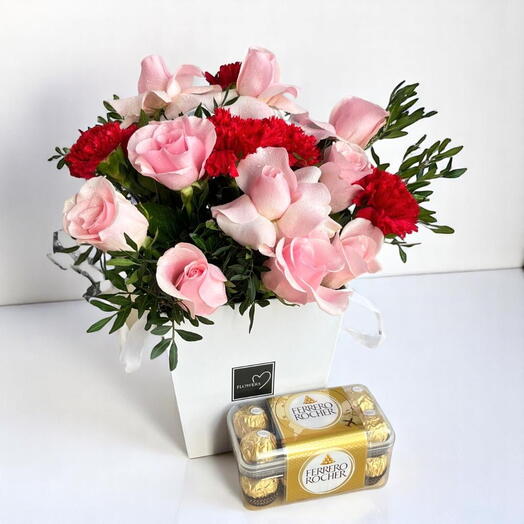 Caja de bombones Blushing Blooms: claveles rojos, rosas rosas, 16 Ferrero Rocher