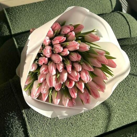Varand Bouquet with 40 Pink Tulips – Elegant Spring Tulip Arrangement in Light Yellow Wrap