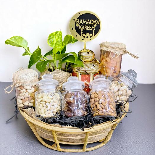 Корзина с орехами и финиками для Рамадана