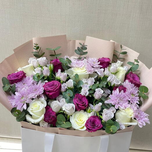 Фиолетово-белый цветочный букет